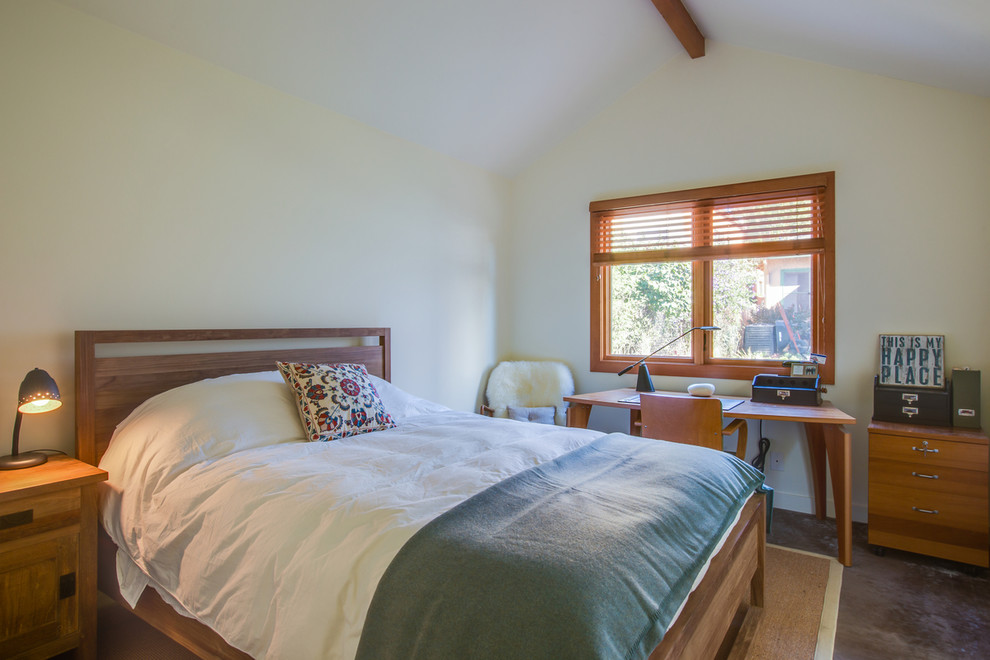 Ejemplo de dormitorio principal clásico pequeño sin chimenea con paredes blancas y suelo de cemento