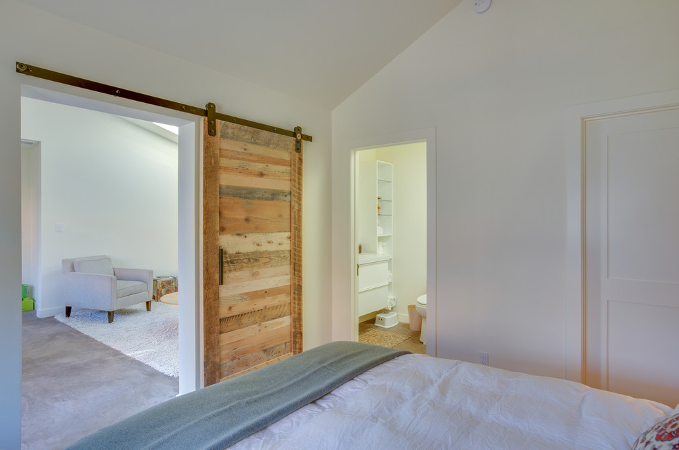 На фото: маленькая хозяйская спальня в классическом стиле с белыми стенами и бетонным полом без камина для на участке и в саду