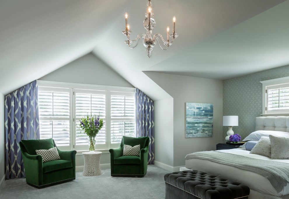 На фото: хозяйская спальня в стиле неоклассика (современная классика) с ковровым покрытием и серыми стенами с