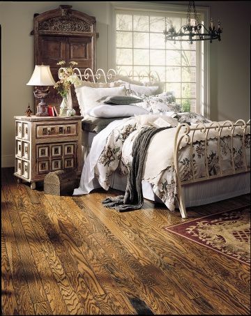 Imagen de habitación de invitados clásica grande con paredes beige y suelo de madera oscura