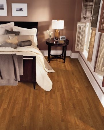 Ispirazione per una grande camera degli ospiti tradizionale con pavimento in legno massello medio