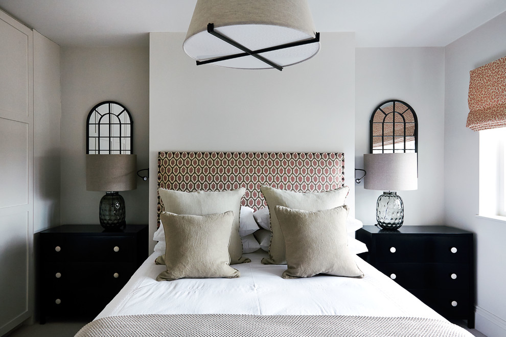 На фото: хозяйская спальня в стиле неоклассика (современная классика) с серыми стенами без камина
