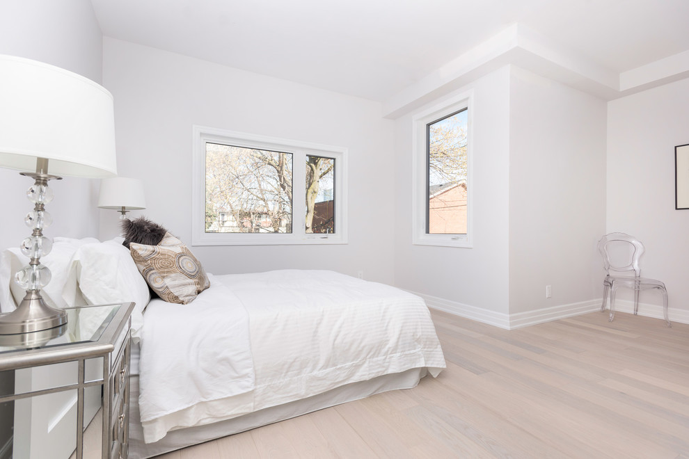 Свежая идея для дизайна: гостевая спальня среднего размера, (комната для гостей) в стиле модернизм с белыми стенами и светлым паркетным полом без камина - отличное фото интерьера