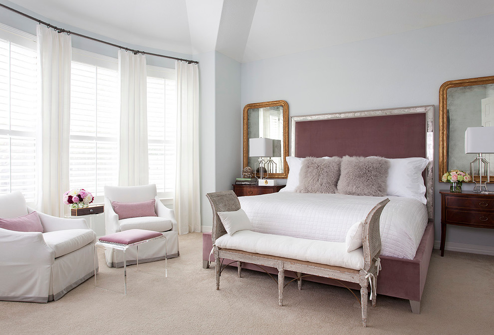 Свежая идея для дизайна: хозяйская спальня в стиле неоклассика (современная классика) с синими стенами и ковровым покрытием - отличное фото интерьера