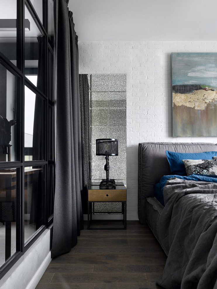 Стильный дизайн: хозяйская спальня среднего размера в стиле лофт с белыми стенами и коричневым полом - последний тренд