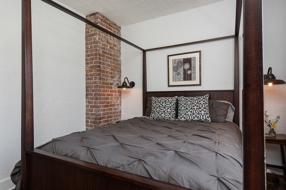 Imagen de habitación de invitados clásica renovada de tamaño medio sin chimenea con paredes grises, suelo de madera en tonos medios y suelo marrón