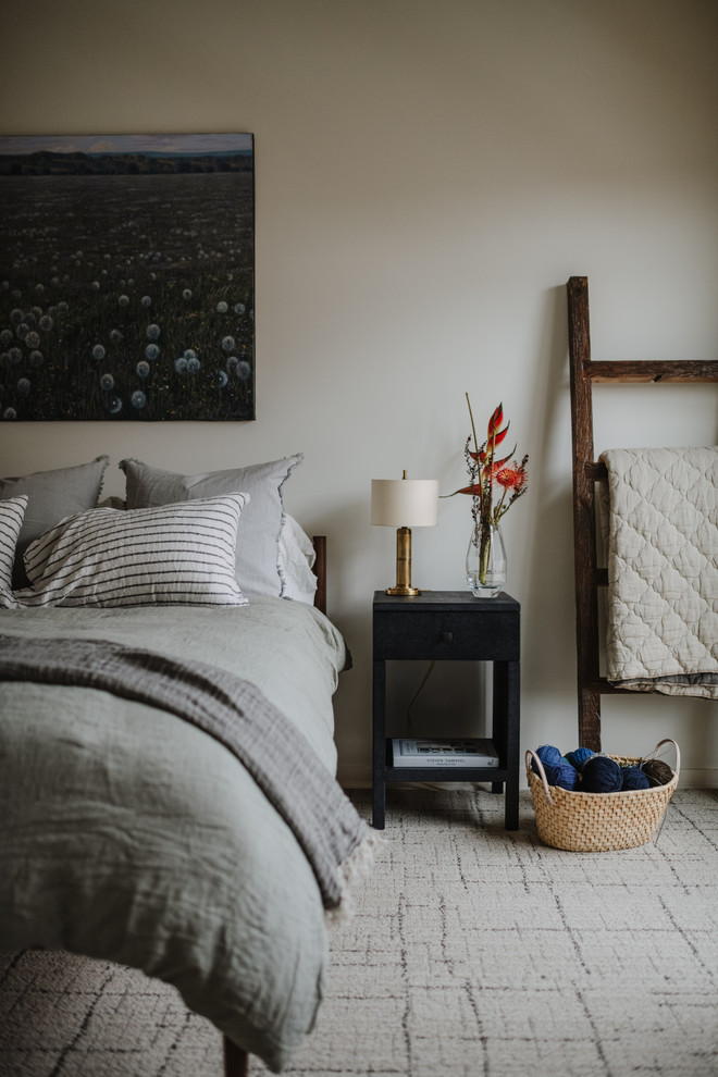 Idee per una camera da letto contemporanea con pareti bianche e pavimento grigio