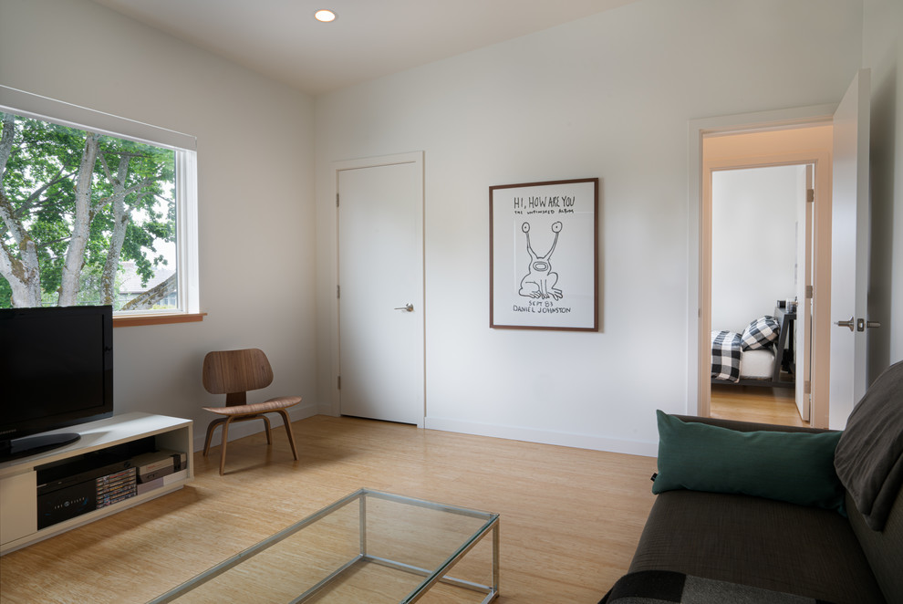 Idéer för ett mellanstort modernt gästrum, med vita väggar, bambugolv och brunt golv