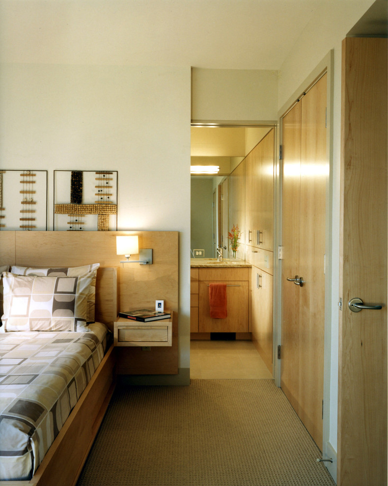 Imagen de dormitorio contemporáneo con paredes beige y moqueta