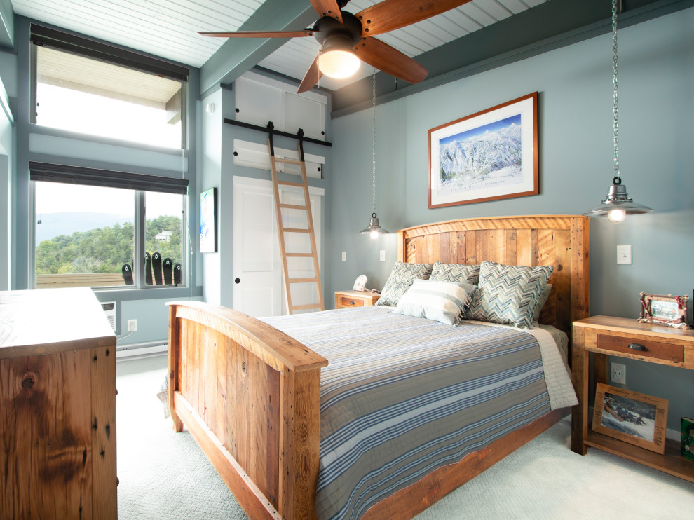 Пример оригинального дизайна: большая гостевая спальня (комната для гостей) в стиле лофт с серыми стенами, ковровым покрытием и зеленым полом