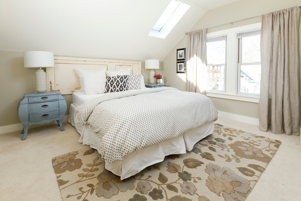 Источник вдохновения для домашнего уюта: гостевая спальня среднего размера, (комната для гостей) в стиле кантри с серыми стенами и ковровым покрытием