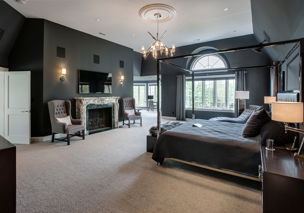 Стильный дизайн: хозяйская спальня в стиле неоклассика (современная классика) с черными стенами, ковровым покрытием и стандартным камином - последний тренд