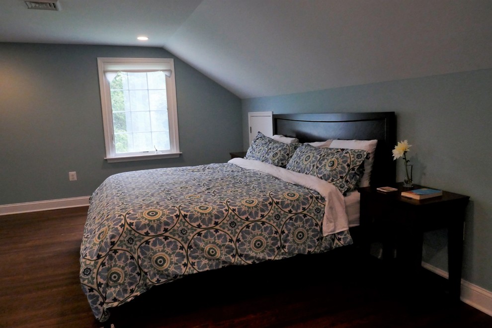 Großes Country Hauptschlafzimmer ohne Kamin mit grüner Wandfarbe, braunem Holzboden und braunem Boden in Philadelphia