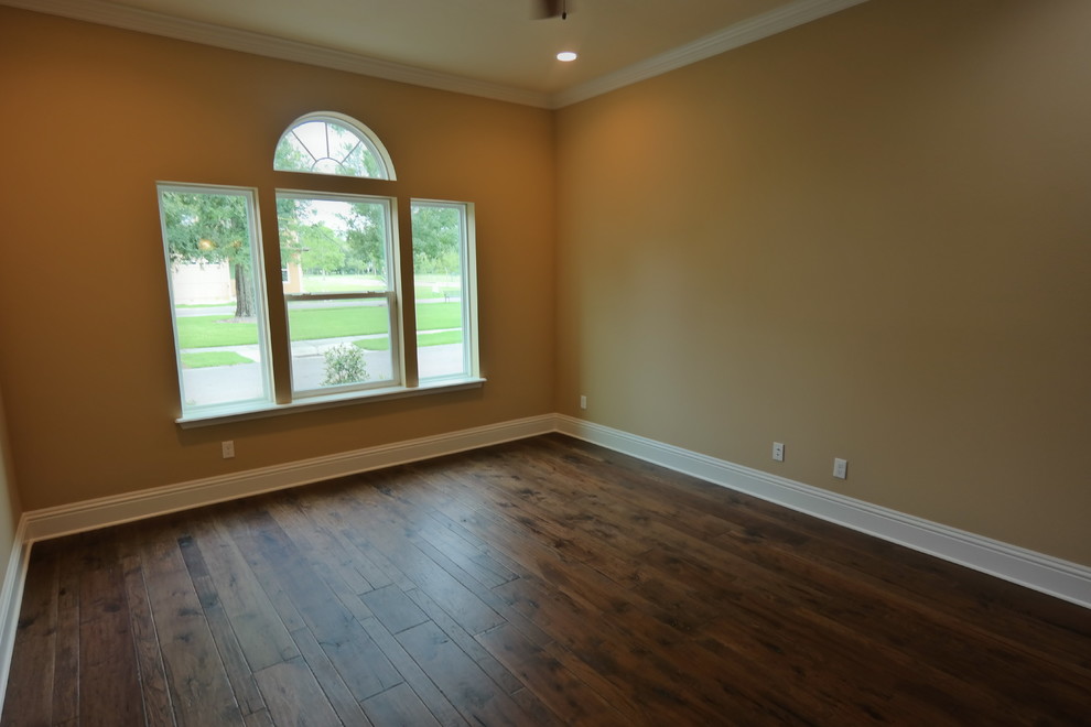 Foto di una grande camera matrimoniale design con pareti beige e pavimento in legno massello medio