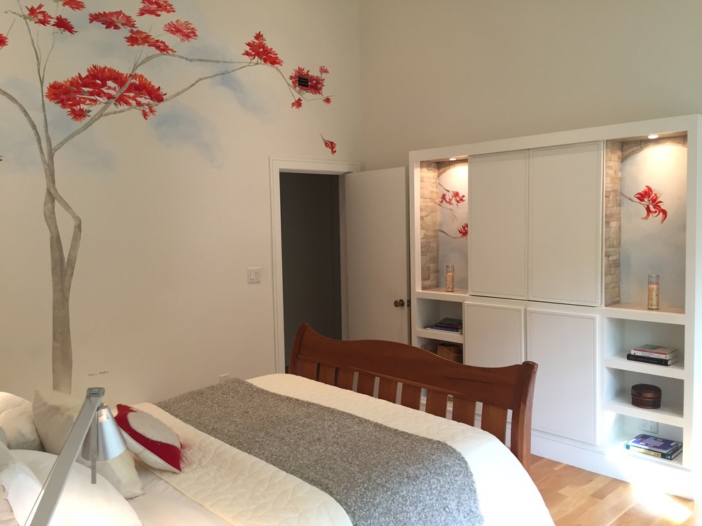 Exemple d'une chambre parentale tendance avec un mur blanc, parquet clair et aucune cheminée.