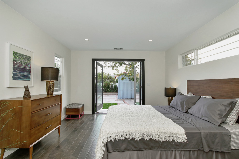 ロサンゼルスにある中くらいなトランジショナルスタイルのおしゃれな主寝室 (白い壁、濃色無垢フローリング)