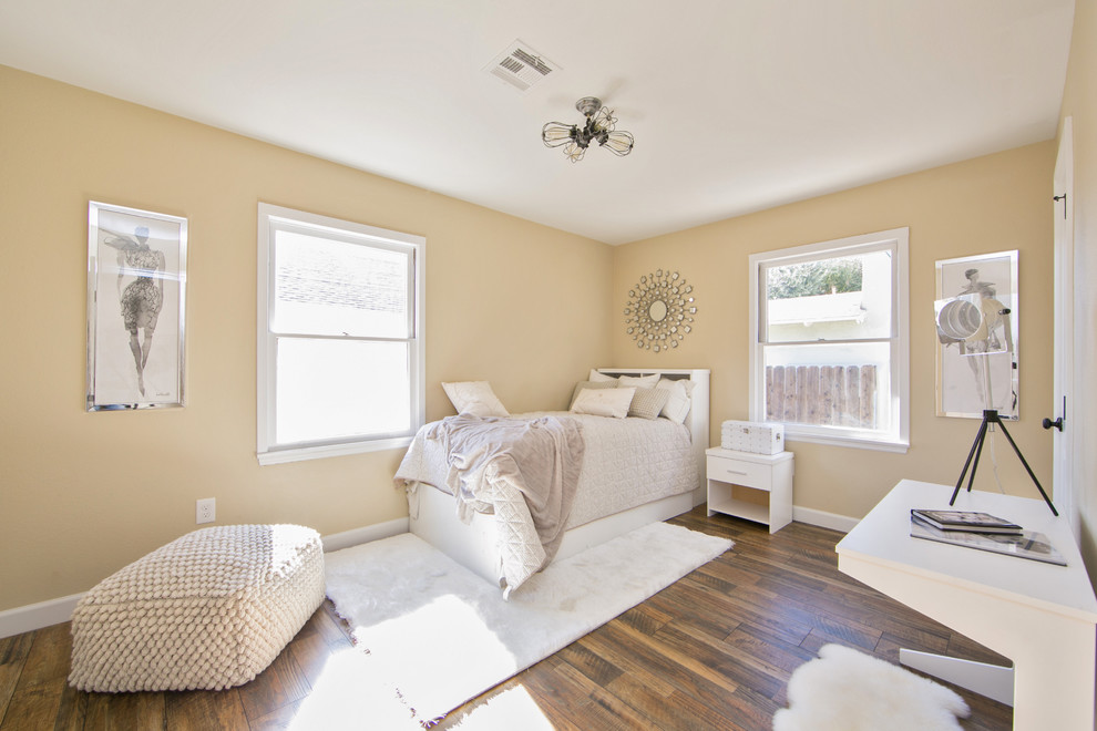 Foto de habitación de invitados romántica de tamaño medio sin chimenea con paredes beige y suelo de madera oscura