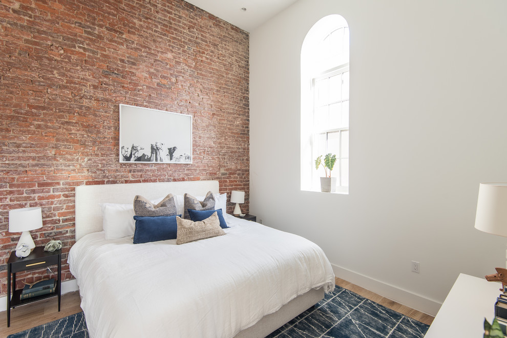 Modernes Schlafzimmer mit weißer Wandfarbe, braunem Holzboden und braunem Boden in Washington, D.C.