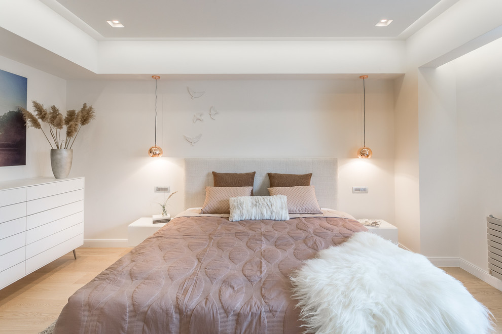 Стильный дизайн: большая хозяйская спальня в современном стиле - последний тренд