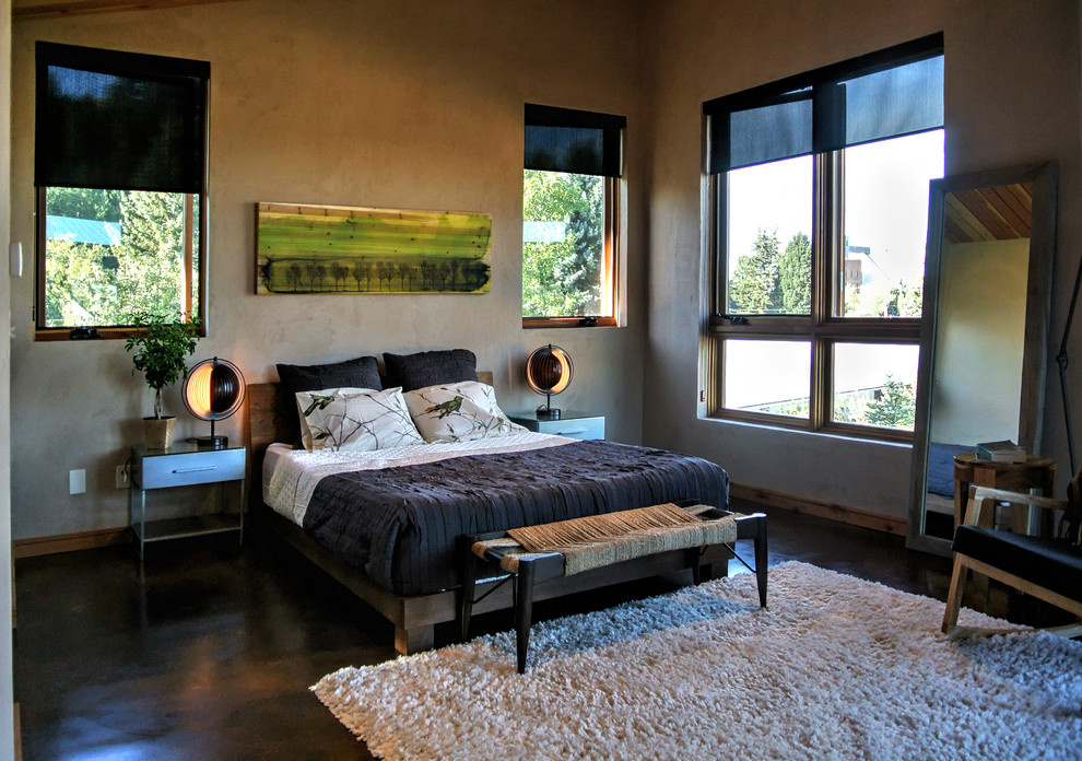 Exemple d'une chambre parentale tendance de taille moyenne avec un mur beige, sol en béton ciré et aucune cheminée.
