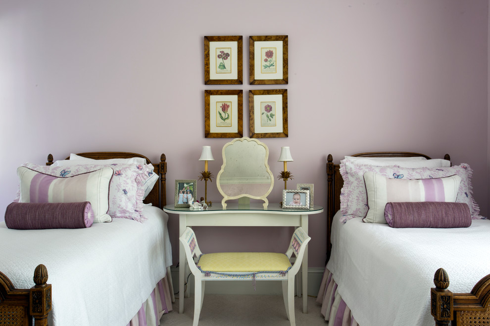 Modelo de dormitorio tradicional grande con paredes púrpuras y moqueta