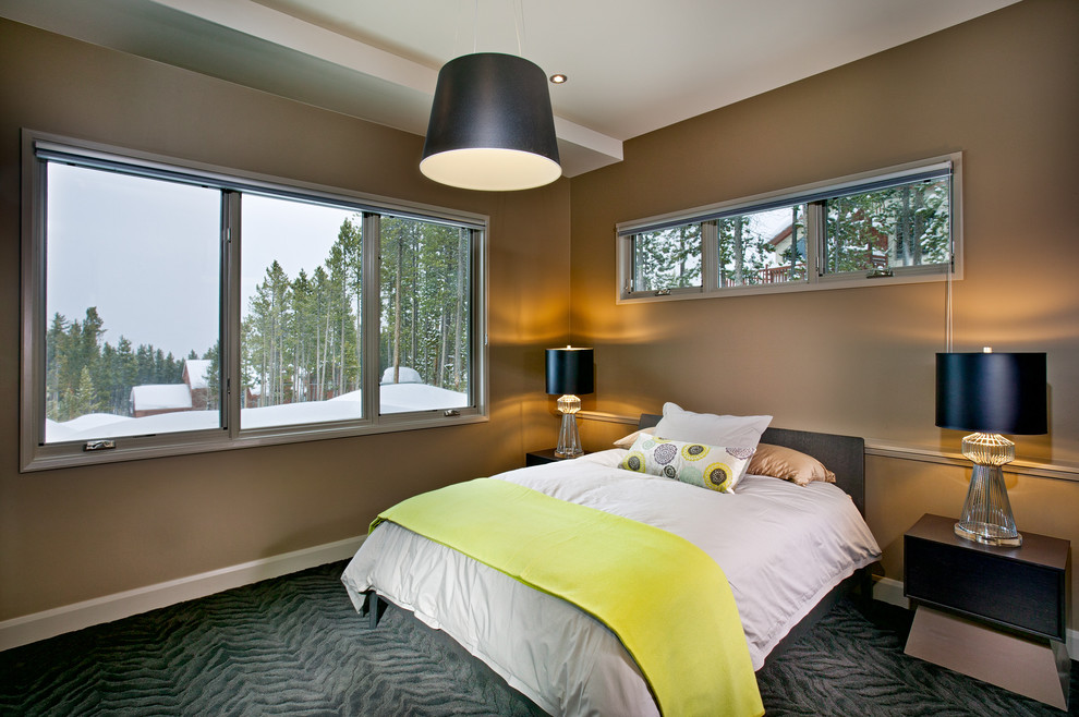 Стильный дизайн: гостевая спальня (комната для гостей), среднего размера в современном стиле с ковровым покрытием, серыми стенами и серым полом без камина - последний тренд