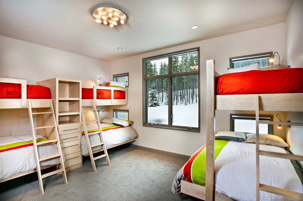 На фото: большая гостевая спальня (комната для гостей) в современном стиле с ковровым покрытием, серыми стенами и серым полом