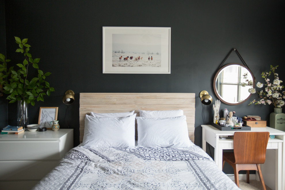Пример оригинального дизайна: хозяйская спальня среднего размера: освещение в стиле фьюжн с черными стенами, ковровым покрытием и бежевым полом без камина