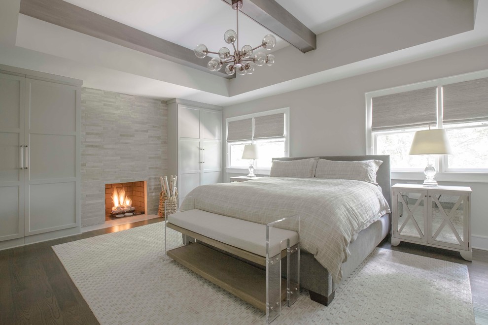アトランタにある広いコンテンポラリースタイルのおしゃれな主寝室 (グレーの壁、濃色無垢フローリング、標準型暖炉、タイルの暖炉まわり、茶色い床、グレーとブラウン) のレイアウト