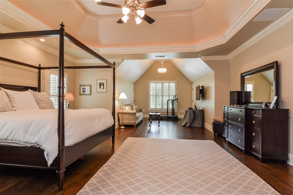 Ejemplo de dormitorio principal clásico grande sin chimenea con paredes beige y suelo de madera en tonos medios