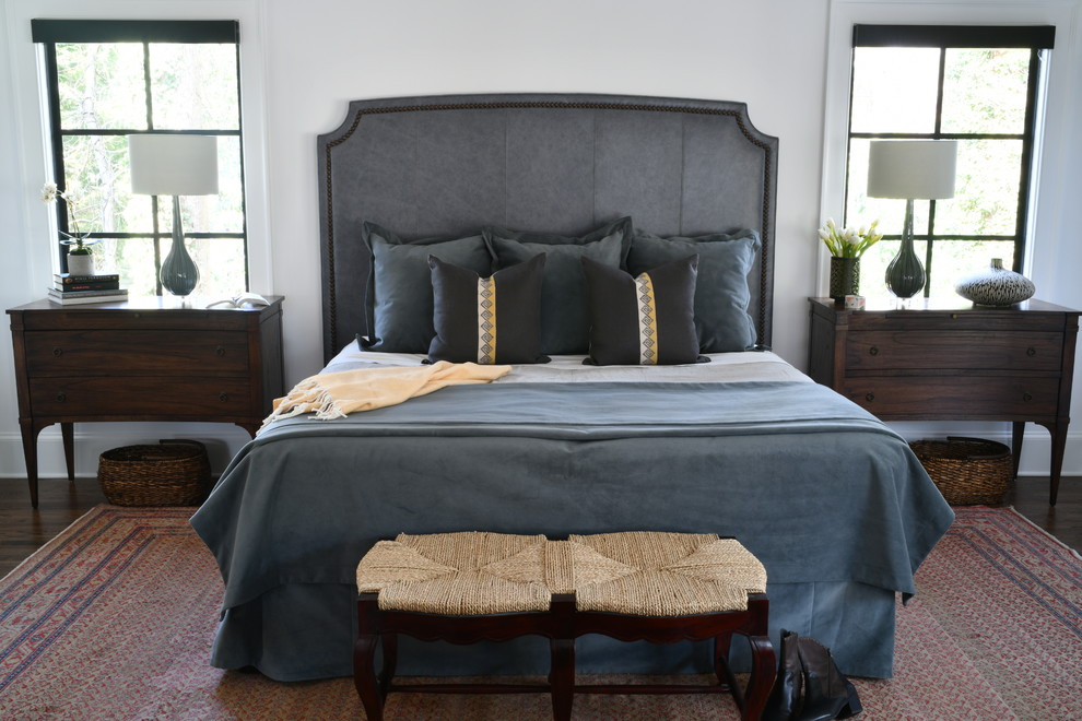 На фото: большая хозяйская спальня в стиле ретро с разноцветными стенами, темным паркетным полом и коричневым полом без камина с