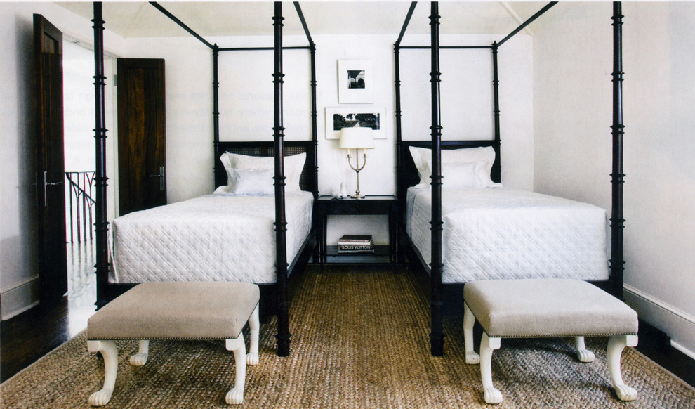 На фото: спальня в современном стиле с темным паркетным полом с