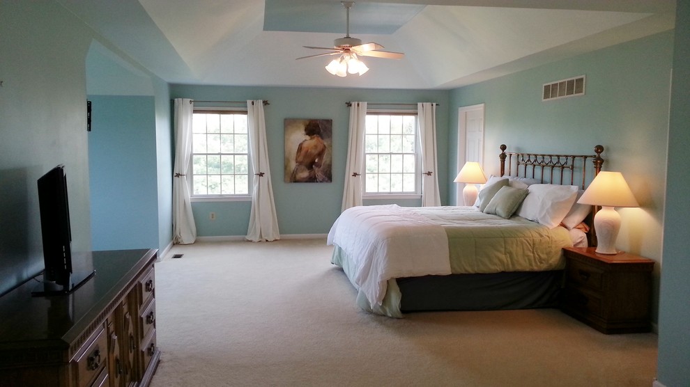 Foto di una grande camera matrimoniale classica con pareti blu e moquette