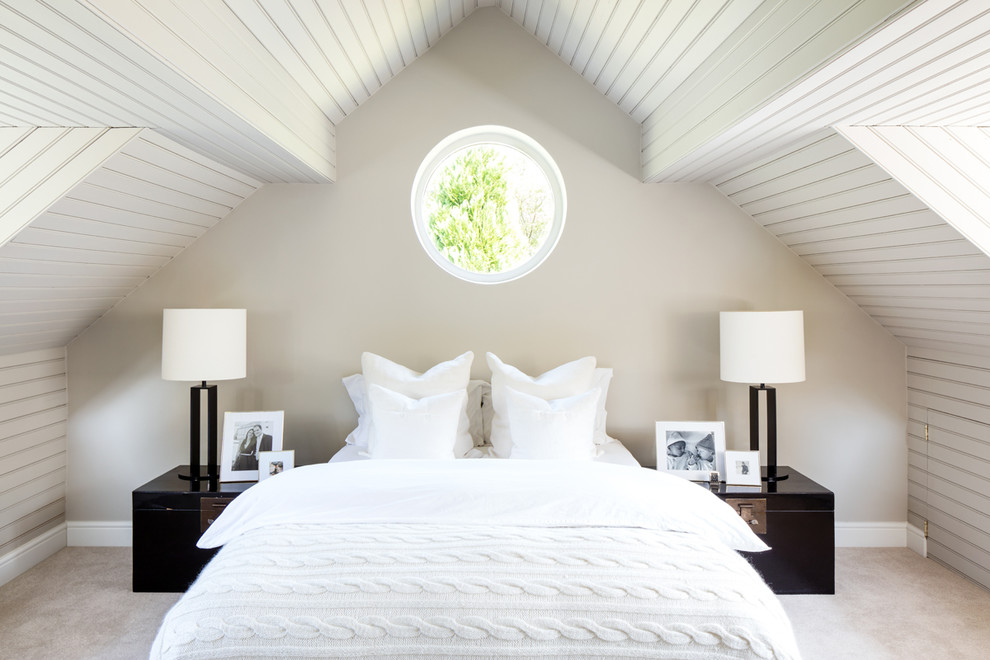 Diseño de habitación de invitados tradicional renovada de tamaño medio con paredes beige, moqueta y suelo beige