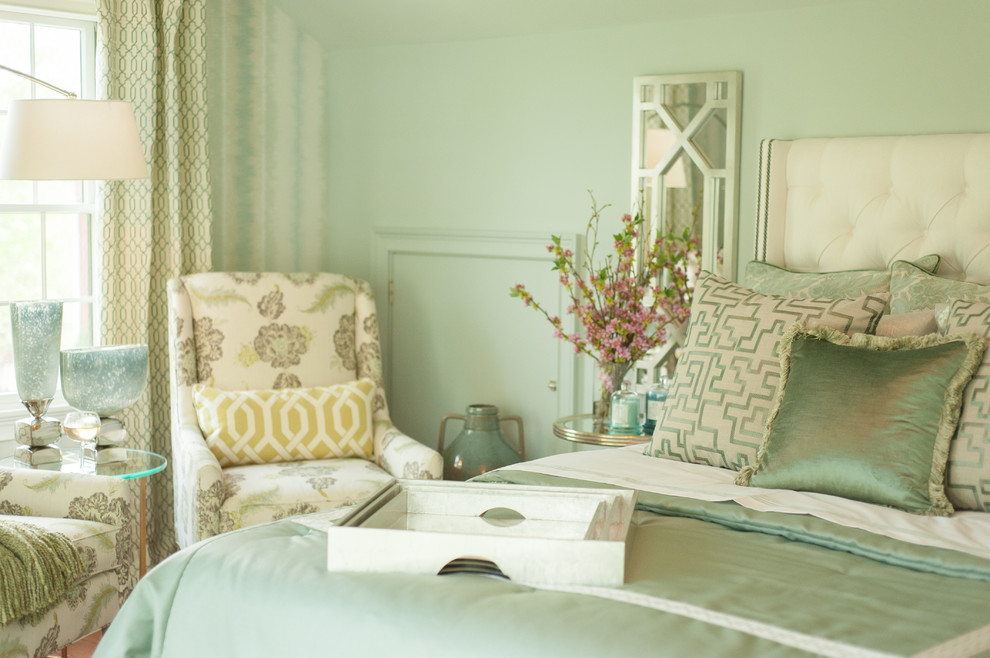 Foto de habitación de invitados clásica de tamaño medio sin chimenea con paredes verdes y suelo de madera en tonos medios