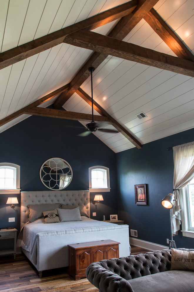 他の地域にある広いラスティックスタイルのおしゃれな主寝室 (青い壁、濃色無垢フローリング、暖炉なし)
