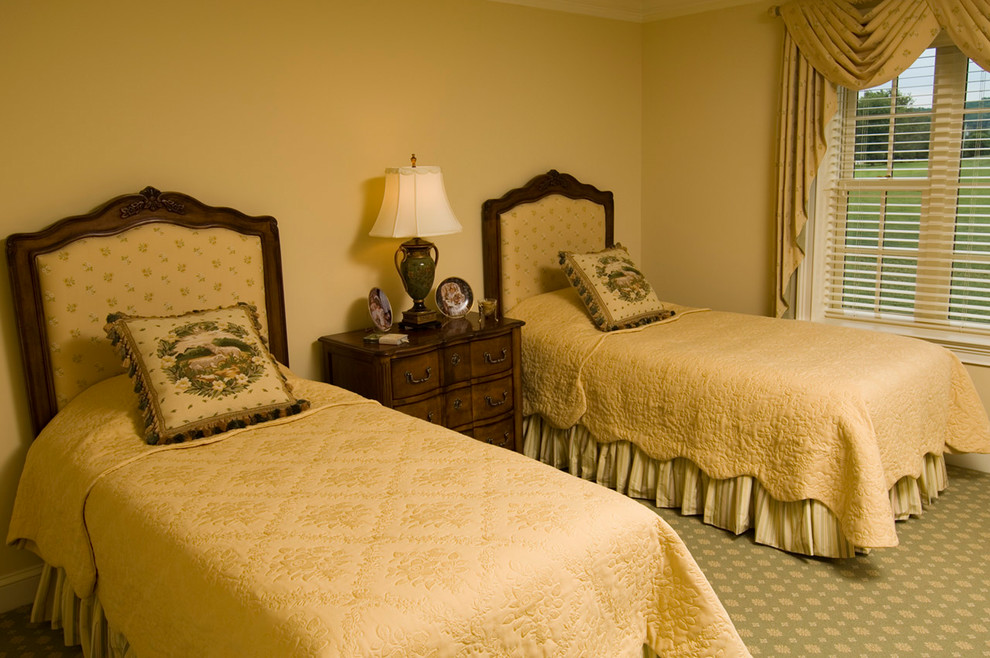 На фото: спальня среднего размера в классическом стиле с бежевыми стенами, ковровым покрытием и зеленым полом без камина