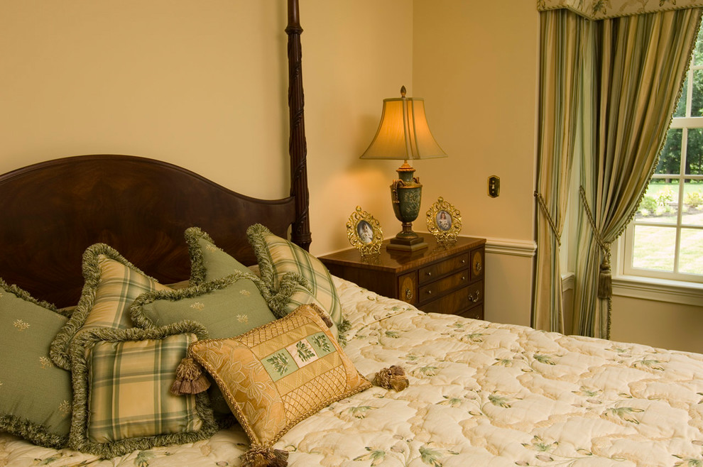 Идея дизайна: гостевая спальня среднего размера, (комната для гостей) в классическом стиле с бежевыми стенами, ковровым покрытием и зеленым полом без камина