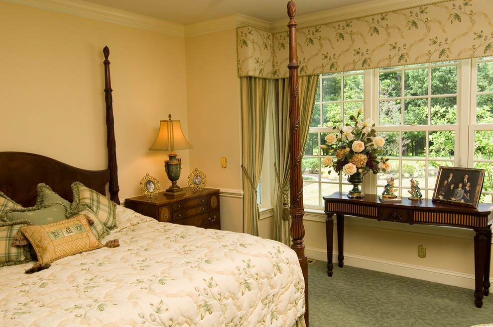 Пример оригинального дизайна: гостевая спальня среднего размера, (комната для гостей) в классическом стиле с бежевыми стенами, ковровым покрытием и зеленым полом без камина