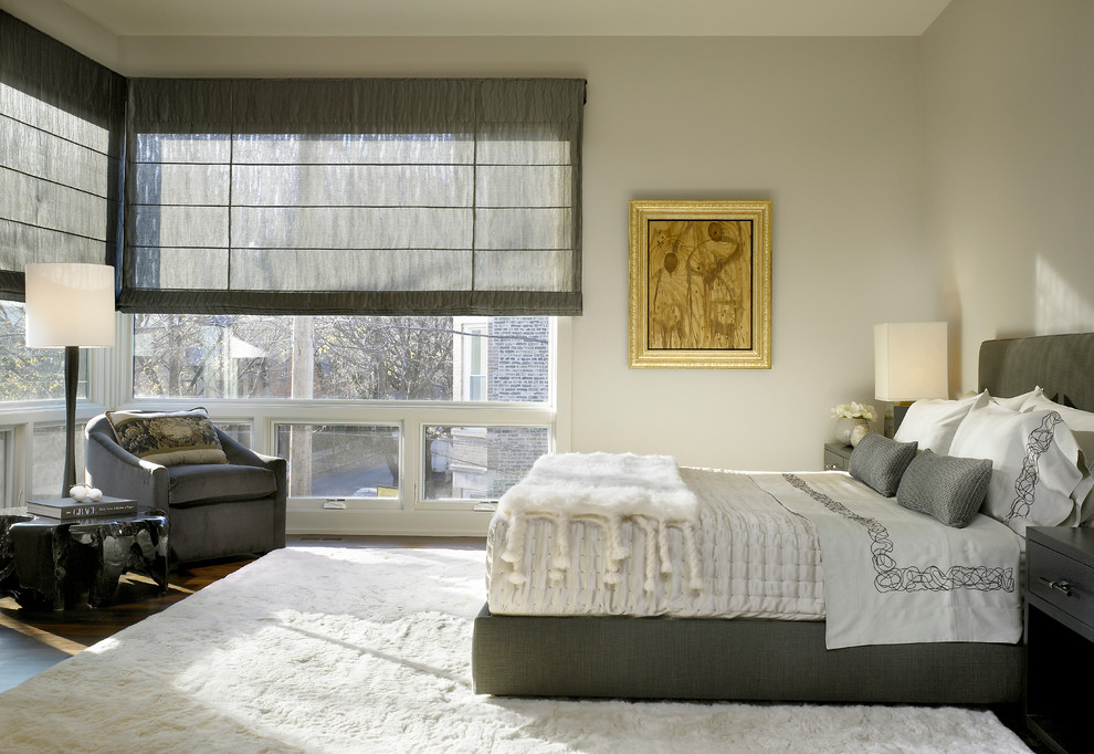 Modernes Schlafzimmer mit beiger Wandfarbe in Chicago