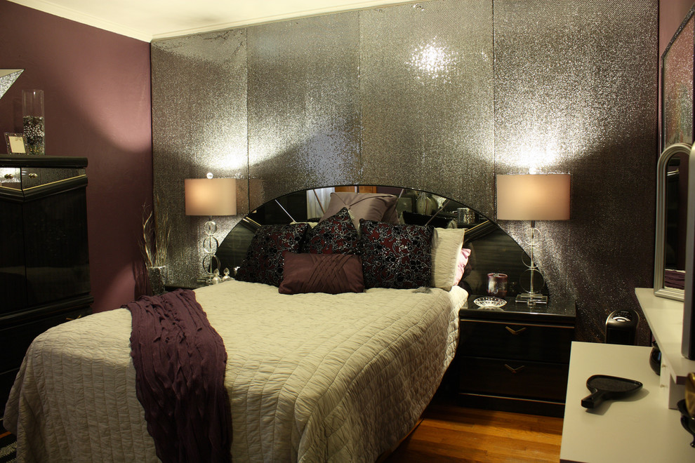 他の地域にある小さなモダンスタイルのおしゃれな主寝室 (紫の壁、淡色無垢フローリング、暖炉なし、ベージュの床)