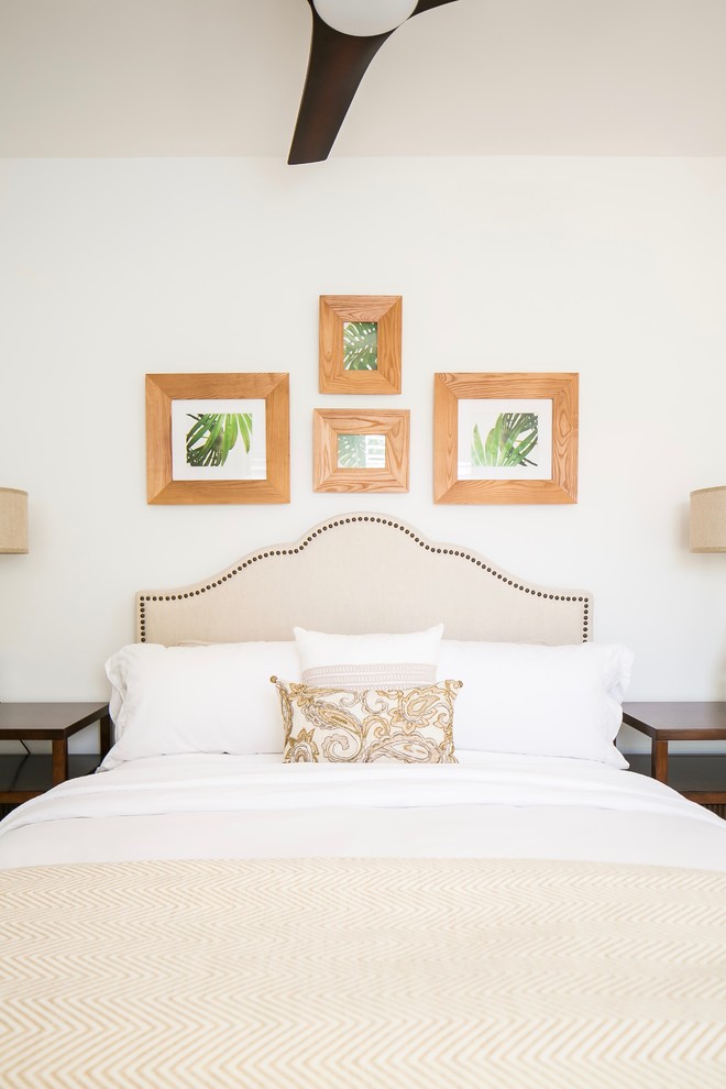 Foto di una camera degli ospiti chic di medie dimensioni con pareti bianche, moquette e pavimento beige