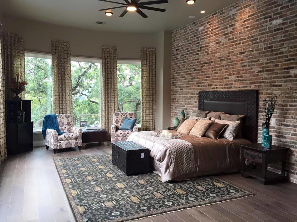Großes Modernes Hauptschlafzimmer ohne Kamin mit beiger Wandfarbe und braunem Holzboden in Boston