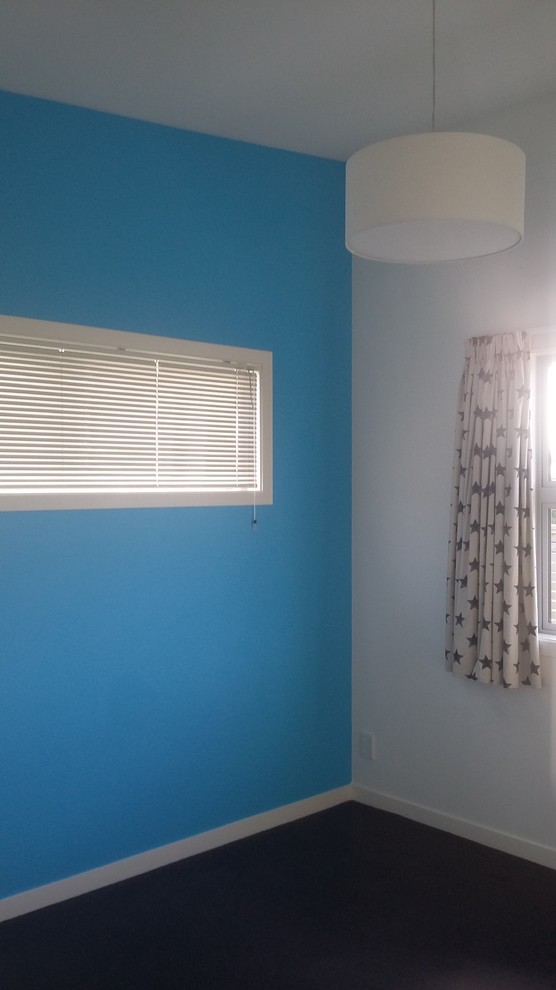 Mittelgroßes Modernes Schlafzimmer mit blauer Wandfarbe in Sonstige