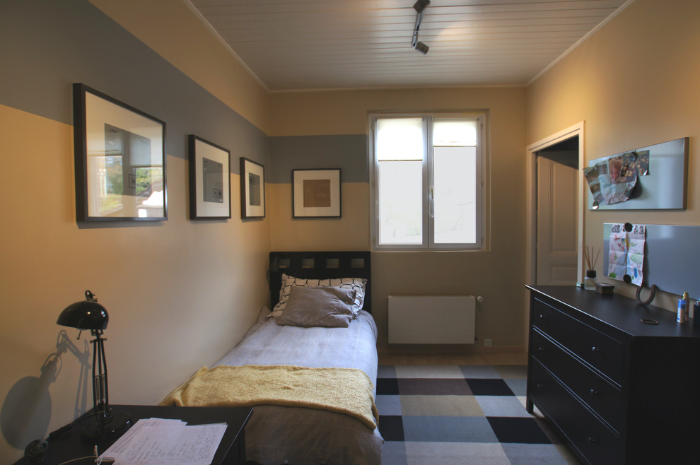 Modern inredning av ett mellanstort sovrum, med bruna väggar