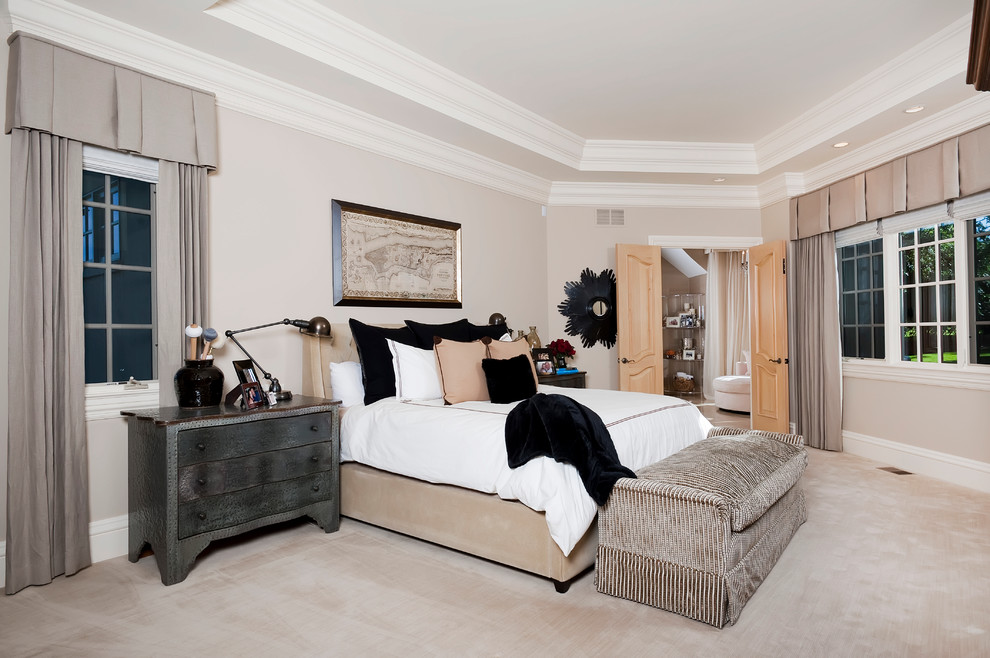 Imagen de dormitorio principal tradicional renovado extra grande con paredes beige, moqueta, todas las chimeneas y marco de chimenea de piedra