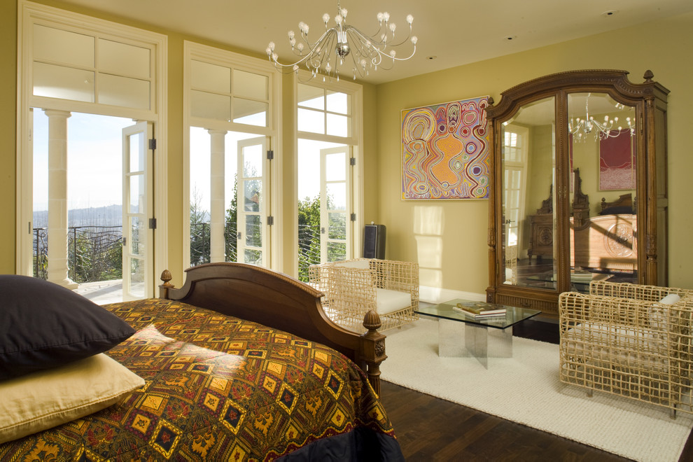 Großes Modernes Hauptschlafzimmer ohne Kamin mit beiger Wandfarbe und dunklem Holzboden in San Francisco