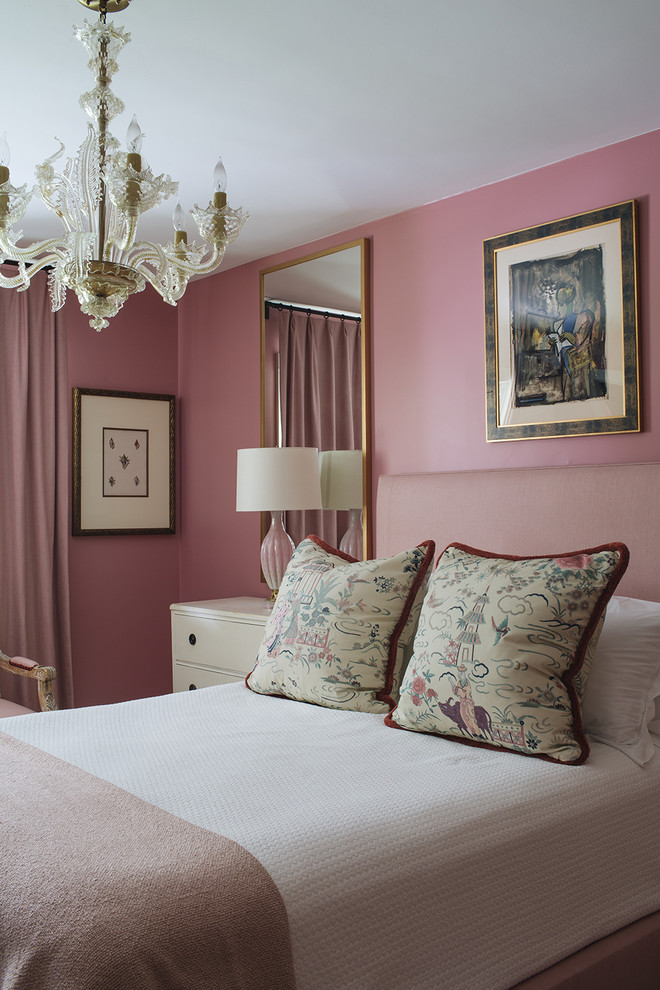 На фото: спальня в стиле неоклассика (современная классика) с розовыми стенами с