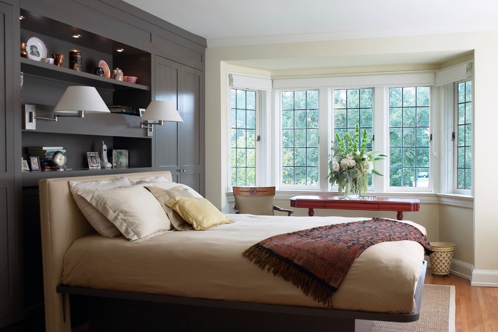 На фото: хозяйская спальня среднего размера в классическом стиле с бежевыми стенами и светлым паркетным полом