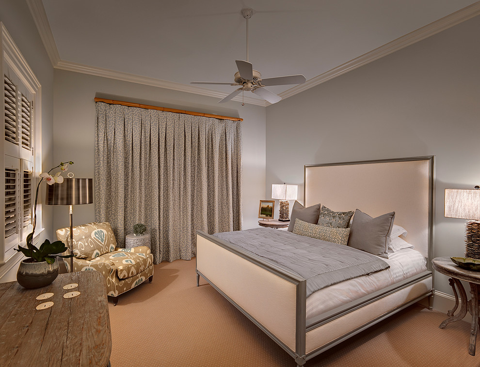 Klassisches Schlafzimmer ohne Kamin mit grauer Wandfarbe und Teppichboden in Charleston